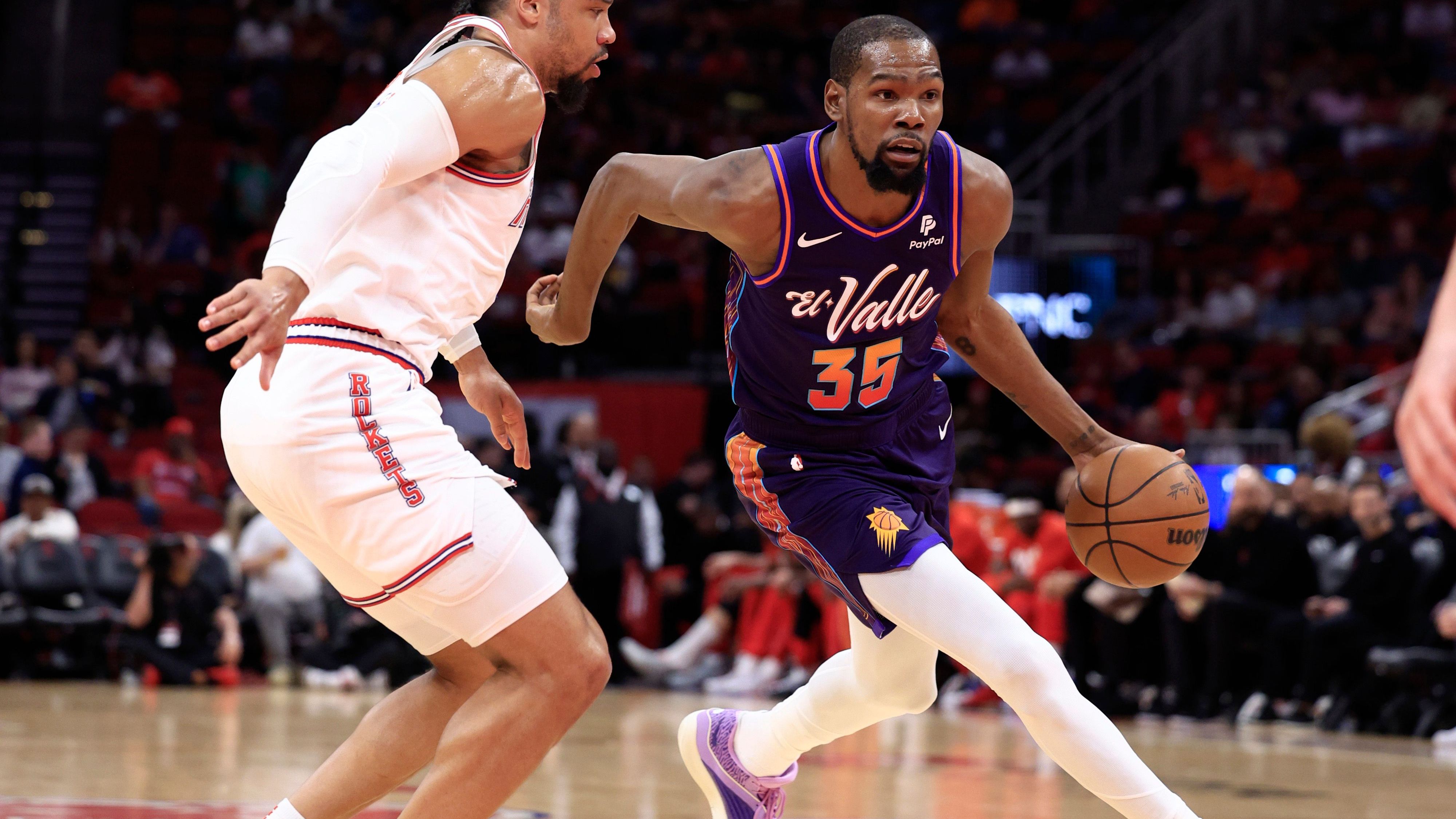 <strong>Top 10: Die ewige NBA-Scorerliste - Durant klettert nach oben</strong><br>
                Bei dem 115-102-Sieg der Phoenix Suns gegen die Philadelphia 76ers gab es zusätzlich zum Sieg einen Erfolg zu feiern. Kevin Durant konnte durch seine 22 Punkte in der Top Ten der ewigen NBA-Scorerliste einen Platz nach oben klettern. Der Superstar ist an einer Legende vorbeigezogen. <em><strong>ran</strong></em> zeigt euch die komplette Top Ten im Überblick (Stand. 02. April 2024)