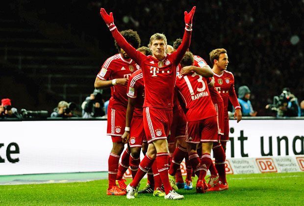 
                <strong>Bayerns Meister-Tag in Berlin</strong><br>
                Toni Kroos weiß da wohl schon, dass der 24. Titel für den FC Bayern perfekt ist. Die Bayern feiern sich selbst.
              