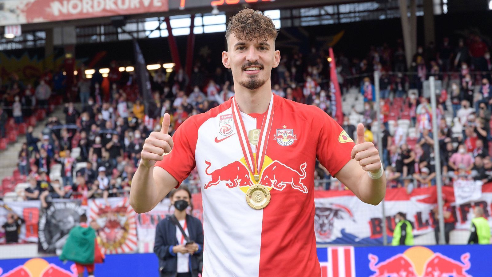 
                <strong>Mergim Berisha (RB Salzburg)</strong><br>
                Dass Adeyemi so auftrumpfen kann, liegt aber auch an der Verletzung von Mergim Berisha, dem zweiten U21-Europameister Deutschlands im Team von Salzburg. Berisha beschäftigt aktuell eine Adduktorenverletzung, so dass er noch zu keinem Saisoneinsatz kam. Im Rückspiel könnte er allerdings dabei sein, kürzlich stieg er wieder ins Mannschaftstraining ein. Neben Adeyemi und Berisha stehen noch Nico Mantl, Alexander Walke und Kilian Ludewig in Salzburg unter Vertrag, spielen aber keine Rolle.
              