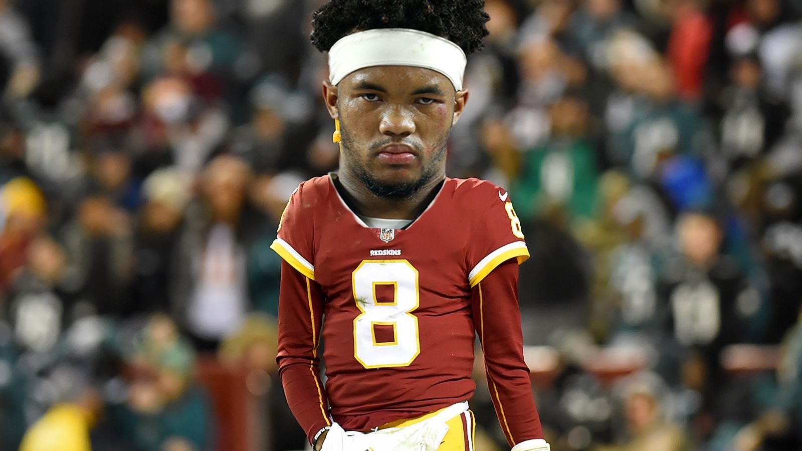 
                <strong>Washington Redskins (Round 1, Pick 15)</strong><br>
                Starting-Quarterback Alex Smith dürfte aufgrund seiner schweren Verletzung auch die kommende Spielzeit verpassen. Backup Colt McCoy steht 2019 zwar noch unter Vertrag, ist aber kaum der richtige Mann, um die Redskins in die Playoffs zu führen. Also Murray draften? Vermutlich nicht. Eher würde sich ein Übergangs-Quarterback anbieten. Irgendwann soll Smith schließlich zurückkehren und seinen Vertrag bis 2022 erfüllen. Bei "betonline" stehen die Redskins als potentieller Murray-Abnehmer mit einer Quote von +1200 auf Platz 6.
              