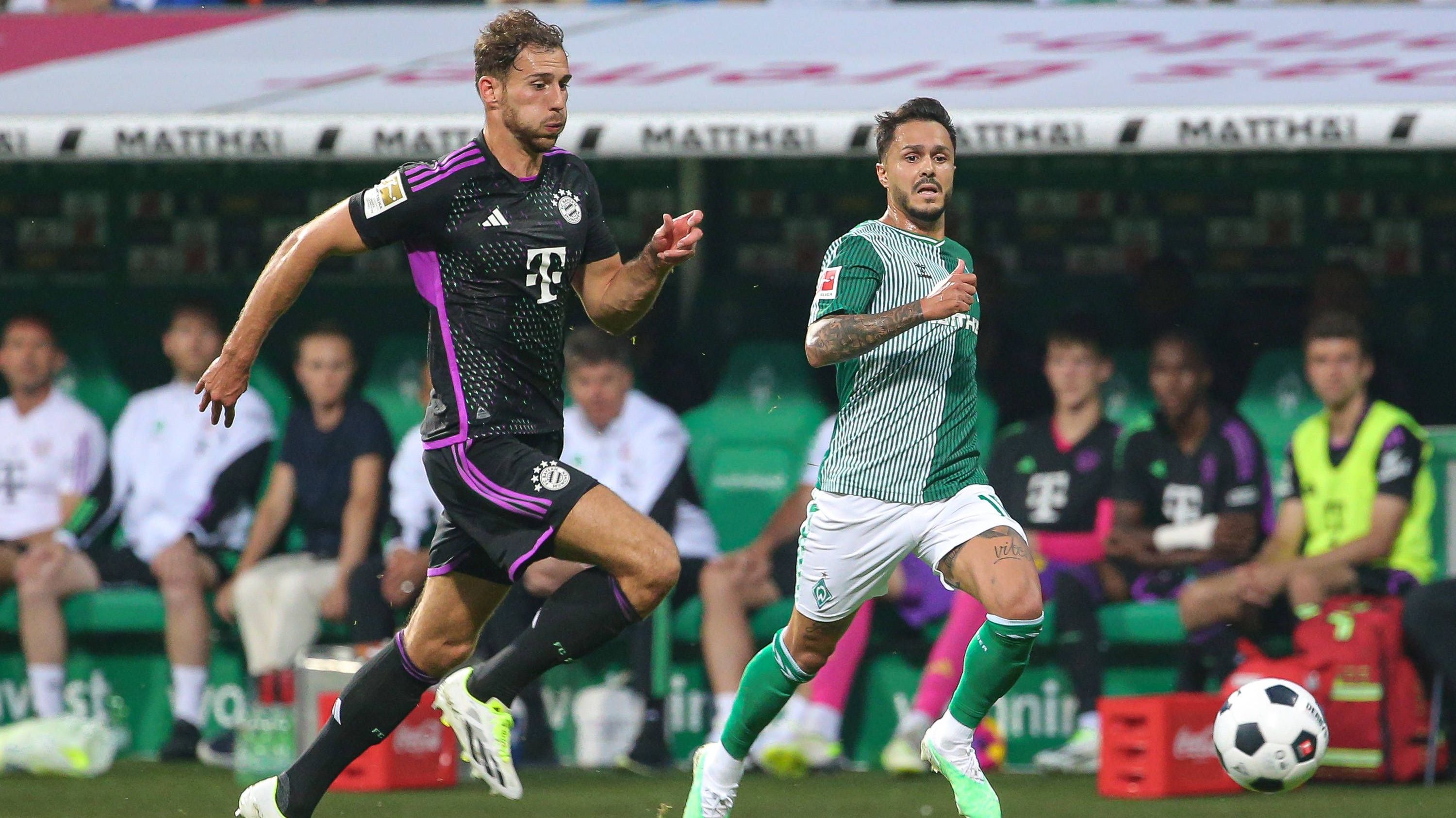 <strong>Leon Goretzka (FC Bayern)</strong><br>Erhält etwas überraschend den Vorzug vor dem in der Vorbereitung noch gesetzten Laimer. Macht in einer defensiveren Rolle, beinahe als Doppelsechs neben Kimmich, ein ordentliches Spiel. Bei seinem ansatzlosen Schuss aus 25 Metern hat Pavlenka Probleme (33.). Nach der Pause etwas offensiver, was der Balance des Bayern-Spiel aber nicht so guttut. Geht nach 79 Minuten für Laimer vom Platz. <strong>ran-Note: 3</strong>