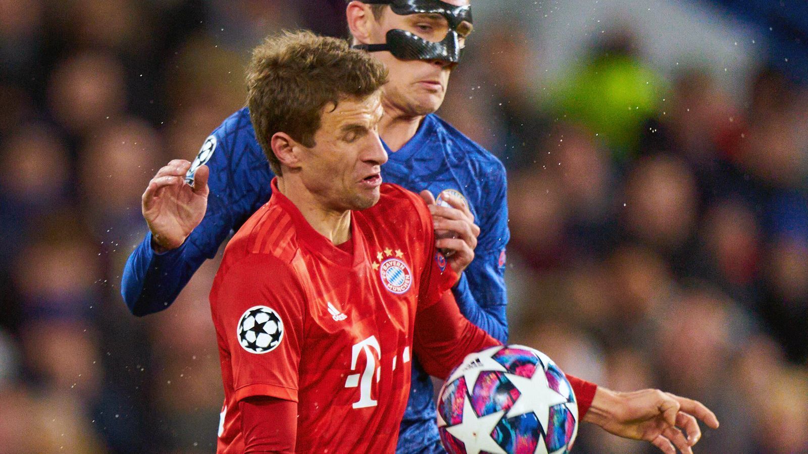 
                <strong>Thomas Müller</strong><br>
                Starke erste Halbzeit des Ex-Nationalspielers. Verteilt den Ball gut, immer in Bewegung und anspielbar. Eine schöne Vorlage für eine Großchance von Lewandowski, ein toller Distanzschuss knapp daneben und ein Kopfball mit dem Seitenscheitel an die Latte: Müller sorgt für Musik im Münchner Spiel. Auch in der zweiten Halbzeit, wo er weiterhin viele gute Szenen hat. ran-Note: 1
              