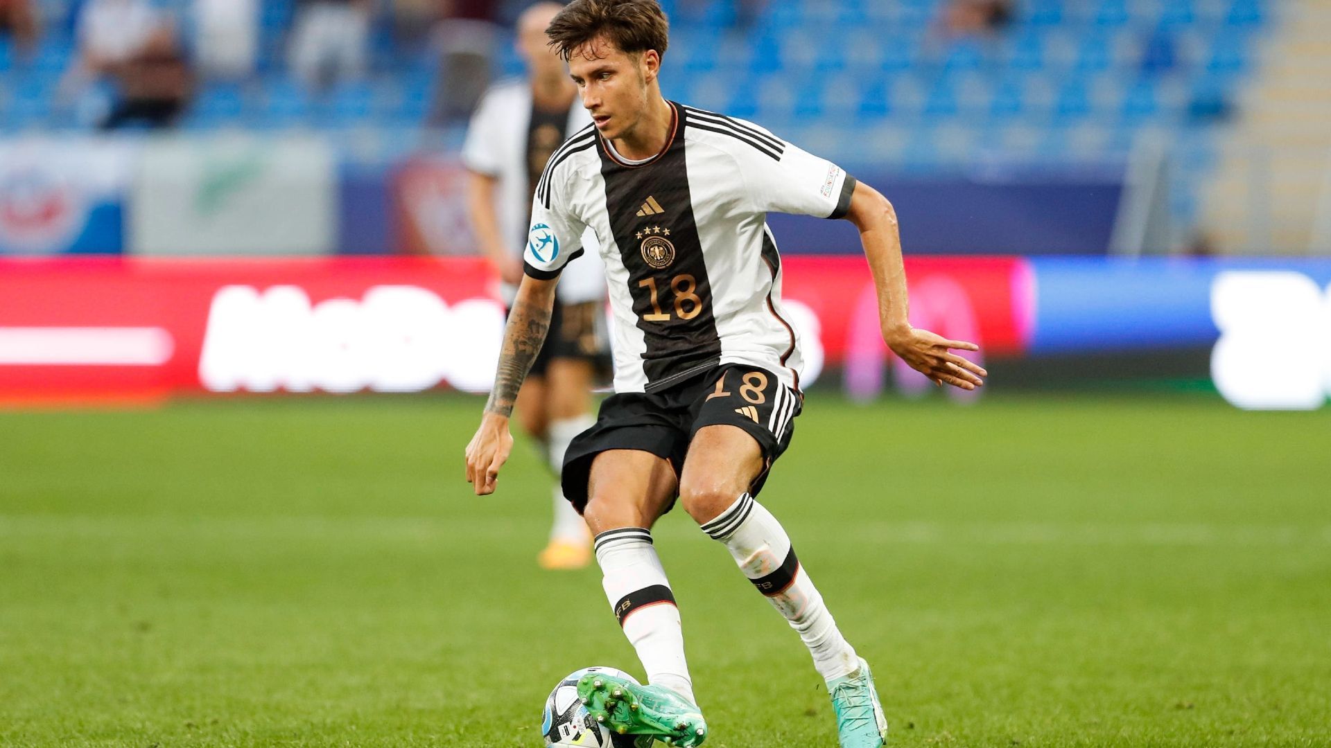
                <strong>Denis Huseinbasic</strong><br>
                Di Salvo vertraute ihm in den ersten beiden Spielen jeweils in der Startelf. Der Kölner sollte für Kreativität und Geschwindigkeit sorgen. Davon versprühte er aber zu wenig. Eine Szene in der Defensive wurde ihm dann zum Verhängnis: Bei Tschechiens Konter zum 0:1 mangelhaft im zweikampf. Gegen England durfte er dann nicht mehr mitmachen. ran-Note: 5
              