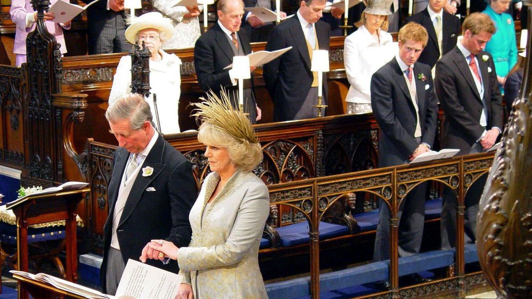 Bei der Hochzeit von Charles und Camilla kann sich Harry einen schiefen Blick von der Seite nicht verkneifen. Er hätte es damals lieber gehabt, dass keine Heirat stattgefunden hätte.