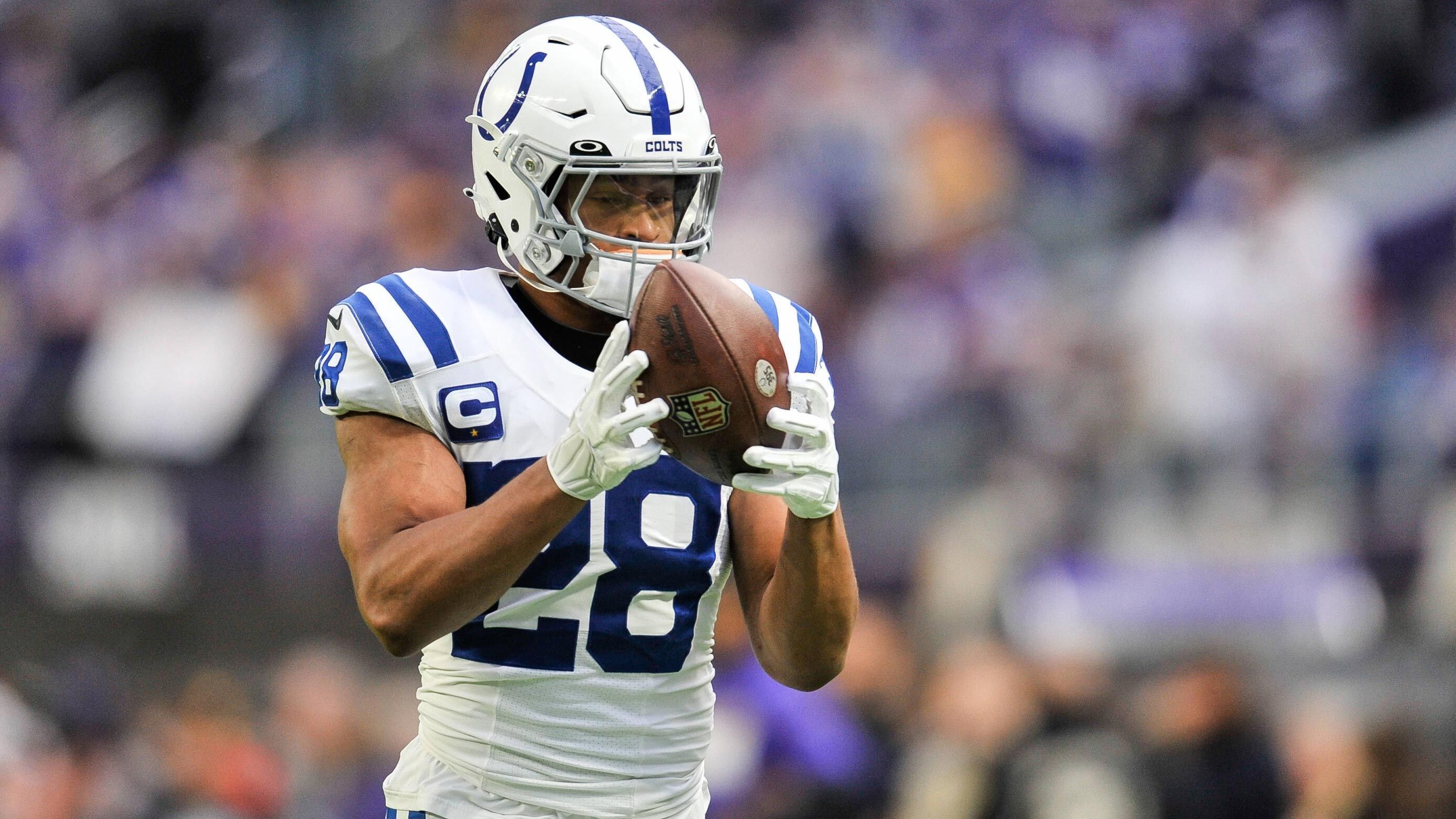 
                <strong>Jonathan Taylor (Indianapolis Colts)</strong><br>
                Star-Running-Back Jonathan Taylor fällt offenbar für den Rest der Saison aus. Die Colts setzen den 23-Jährigen auf die Injured-Reserve-Liste, er kann in den letzten Saisonspielen also definitiv nicht mehr eingesetzt werden. Wie der NFL-Insider Ian Rapoport berichtet, hat sich Taylor bei der historischen Niederlage gegen die Minnesota Vikings eine Verstauchung im Bereich des Knöchels zugezogen. Taylors Saison war ohnehin von Verletzungen geprägt, an seine zwei starken Spielzeiten zuvor (fast 3000 Rushing Yards und 32 Touchdowns) konnte der Running Back nicht anknüpfen (861 Rushing Yards und vier Touchdowns).
              