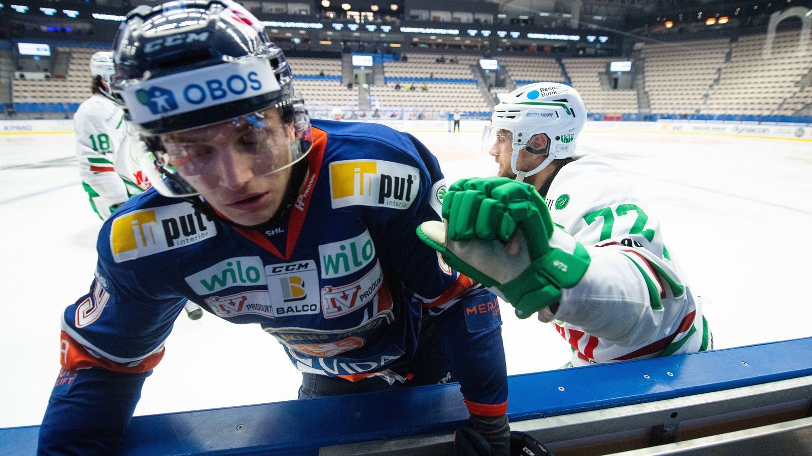 
                <strong>Schweden: Torgefahr aus Europa</strong><br>
                Mit Rickard Rakell und Victor Oloffson sind zwei NHL-Spieler mit Namen dabei. Allerdings hat Rakell eine grausame Saison in Anaheim hinter sich, kam nicht mal auf eine zweistellige Torausbeute. Dafür taten sich Jesper Fröden und Oldie Carl Klingberg in Skelleftea bzw. beim EV Zug hervor und netzten ein. Und der 22 Jahre alte Pontus Holmberg (li.) hatte vor allem in den Playoffs mit 7 Toren und 7 Assists in 14 Spielen großen Anteil an Växjös Titel.
              