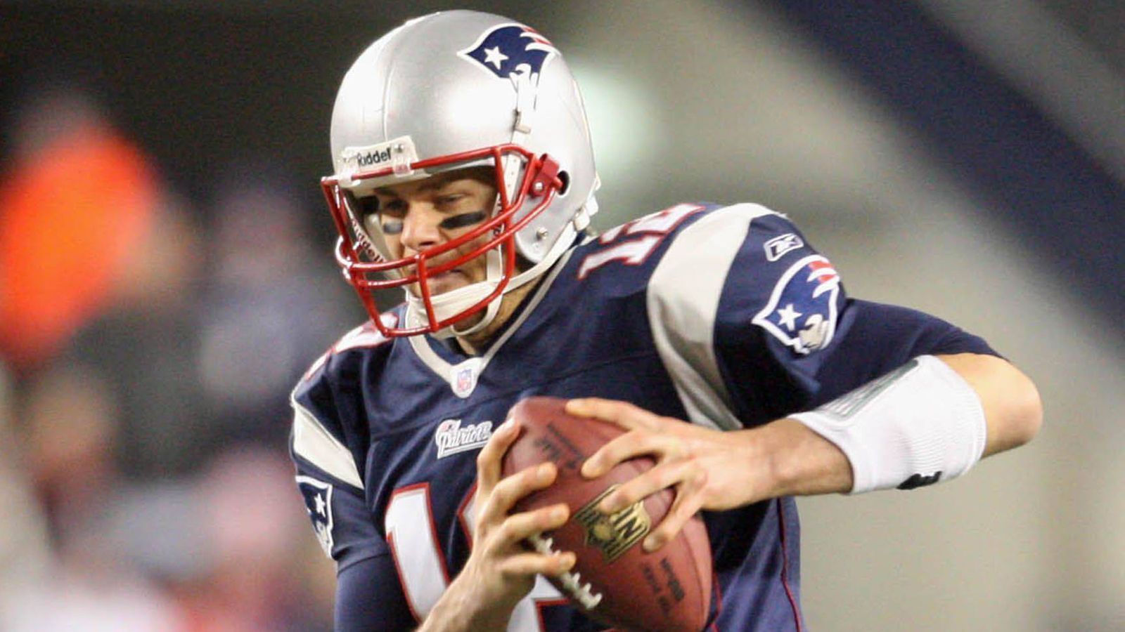 
                <strong>Saison 2000</strong><br>
                Brady musste im NFL Draft 2000 bis zur sechsten Runde warten, bis sich ein Team für den ehemaligen Michigan-Quarterback entschied. Die Patriots wählten ihn an Gesamtposition 199. Daher fiel sein Rookie-Vertrag im Vergleich zu anderen Top-Picks relativ moderat aus. Er unterschrieb einen Dreijahresvertrag, der ihm insgesamt 866.500 Dollar einbringen sollte. Jahreseinkommen: 231.500 Dollar 
              