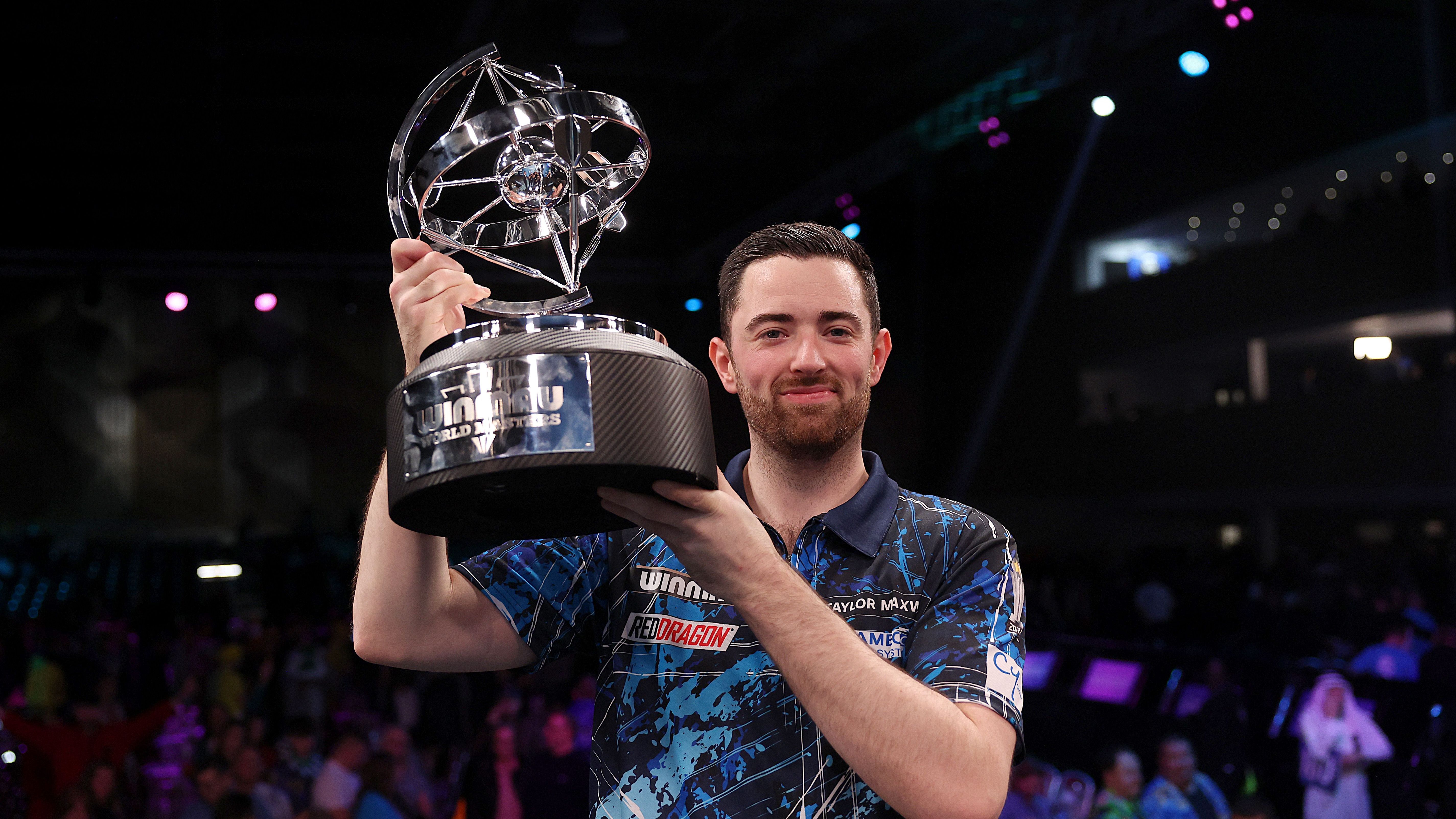 <strong>The Masters </strong><br>Das <a data-li-document-ref="490330" href="https://www.ran.de/sports/darts/news/darts-heute-live-winmau-world-masters-im-tv-stream-termine-uebertragung-spielplan-modus-preisgeld-deutsche-spieler-490330">Masters </a>ist das jüngste Major der PDC und wurde 2013 ins Leben gerufen. Bunting sicherte sich 2024 seinen ersten großen Titel. 2025 wurden Änderungen vorgenommen. Acht Qualifikanten ergänzten die Top 24 im Hauptfeld, es wurde im verkürzten Set-Modus gespielt (zwei statt drei Gewinnlegs) und das Geld floss in die Rangliste ein. Luke Humprhies gewann im Finale gegen Jonny Clayton.