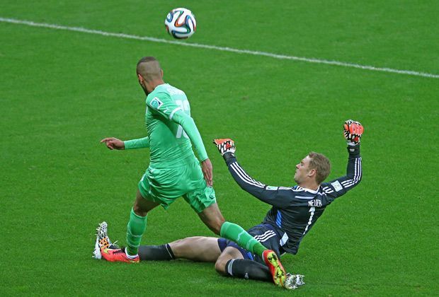 
                <strong>Neuer: Spieler des Spiels</strong><br>
                Deutschland hat wieder einen Libero! Beim Achtelfinale Deutschland gegen Algerien zeigte Manuel Neuer spektakuläre Ausflüge. Mit unfassbaren 19 Ballkontakten außerhalb des Strafraums agierte Neuer vielmehr als elfter Feldspieler. 
              