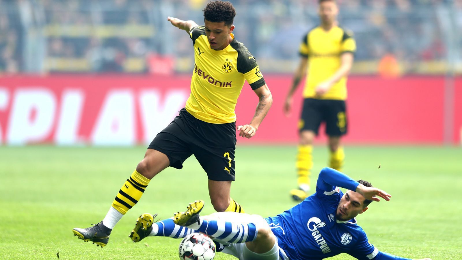 
                <strong>Jadon Sancho (Borussia Dortmund)</strong><br>
                Spielt aus dem Nichts den Zauberpass vor dem 1:0 auf Götze (13.) – ein wahrer Geniestreich. Beim Jubel nach dem Tor von einem Wurfgeschoss aus dem Gästeblock am Kopf getroffen. Dadurch für einige Minuten mit Brummschädel gehandicapt. In der Folge von den Schalkern häufig gedoppelt. Alleinunterhalter im Dortmunder Offensivspiel an diesem Nachmittag. ran-Note: 2
              