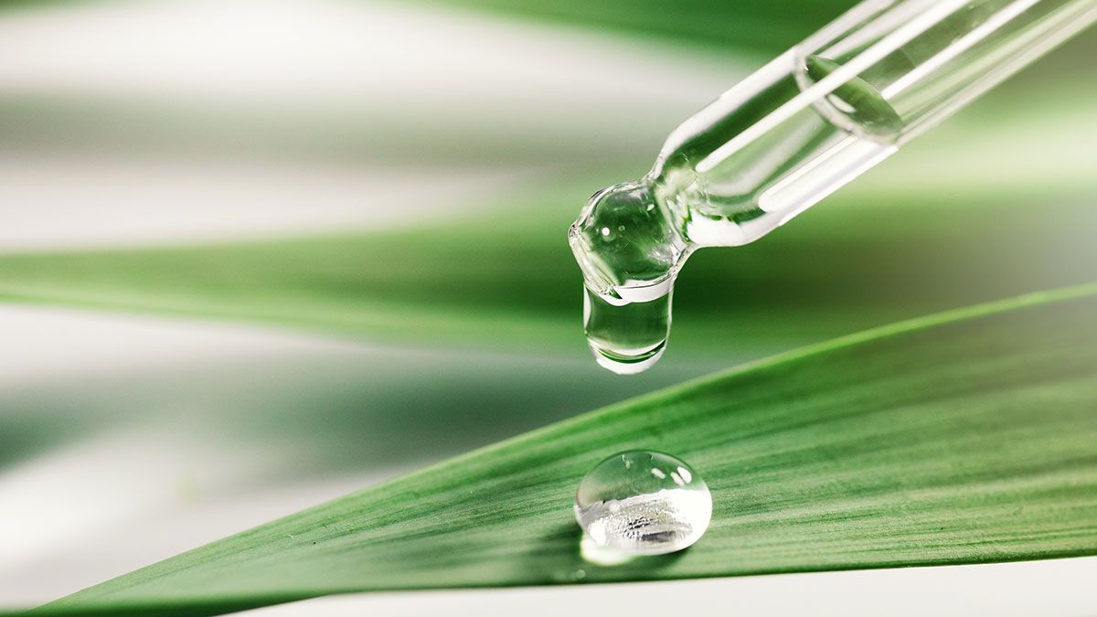 Ein Tropfen Bio-Öl in die Creme und schon ist es ein nachhaltiges Naturkosmetik-Produkt?! Naja, nicht wirklich – worauf es bei nachhaltiger Naturkosmetik wirklich ankommt, liest du im Beauty-Artikel! 