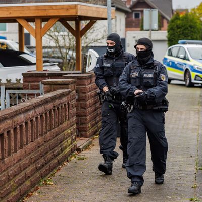 Polizisten haben in Niedersachsen einen Terrorverdächtigen verhaftet.