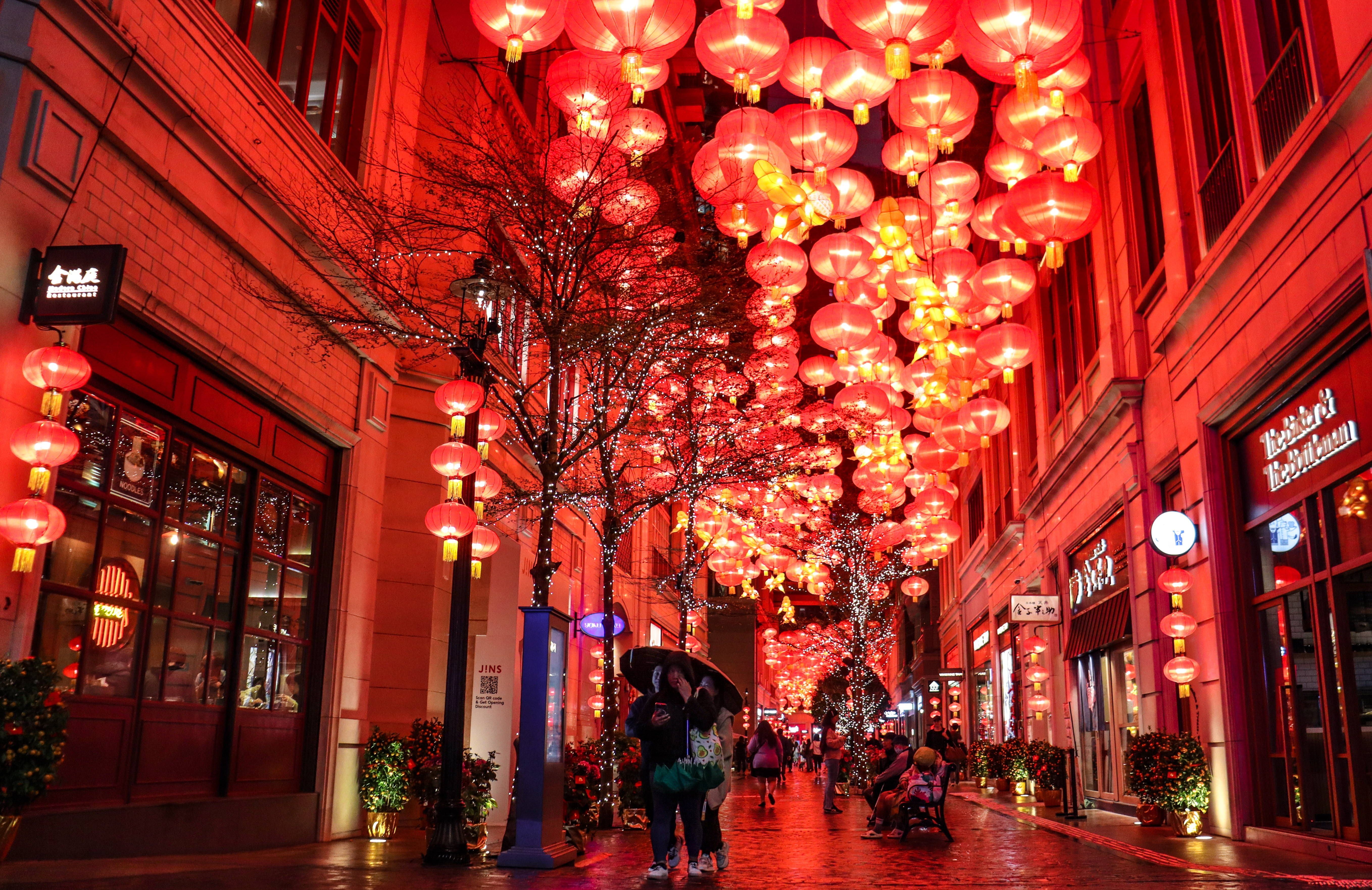 Rote Laternen erleuchten die Stadt Hongkong.