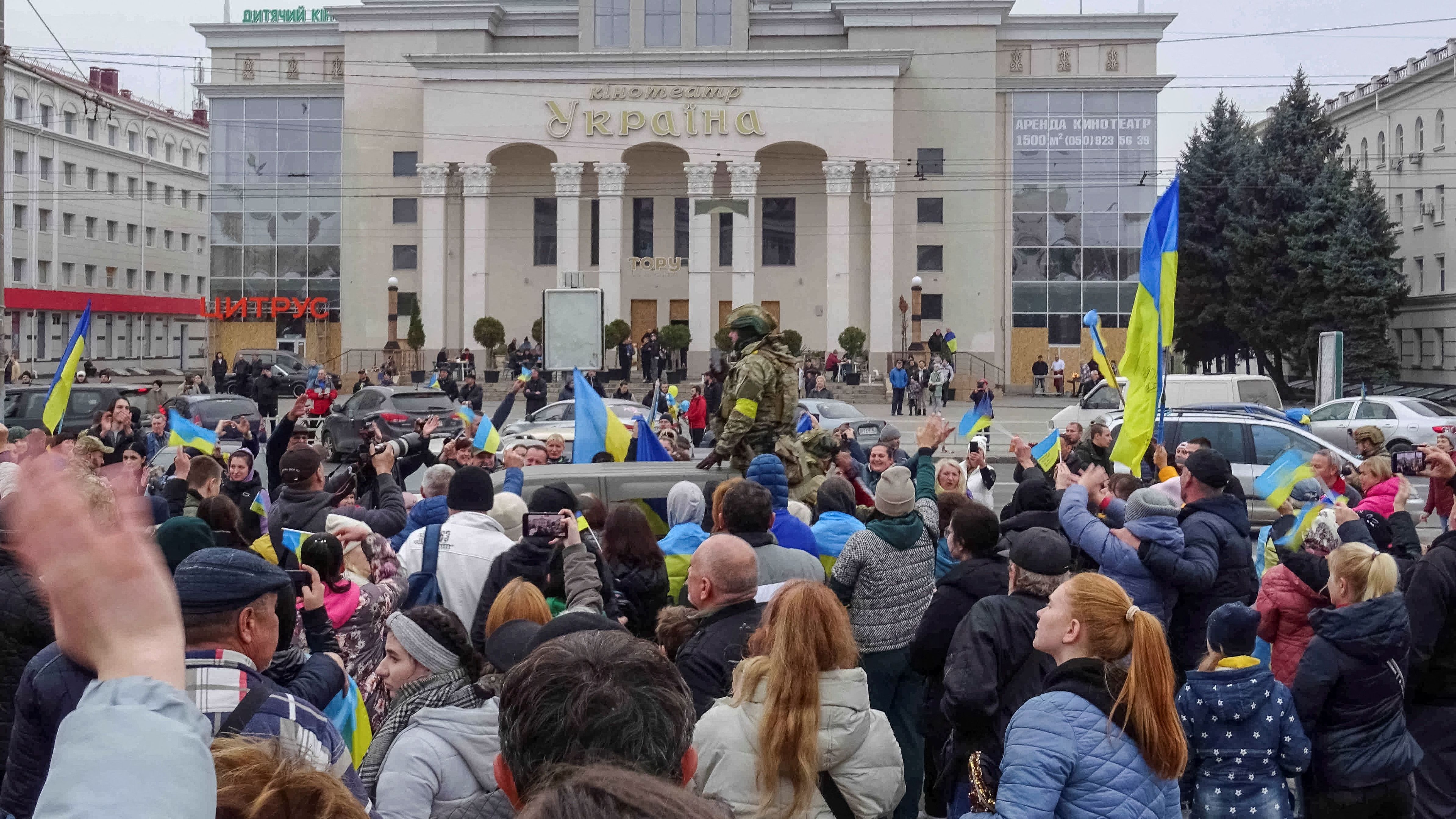 November 2022: Die Menschen feiern Russlands Rückzug aus Cherson und begrüßen ukrainische Soldaten.