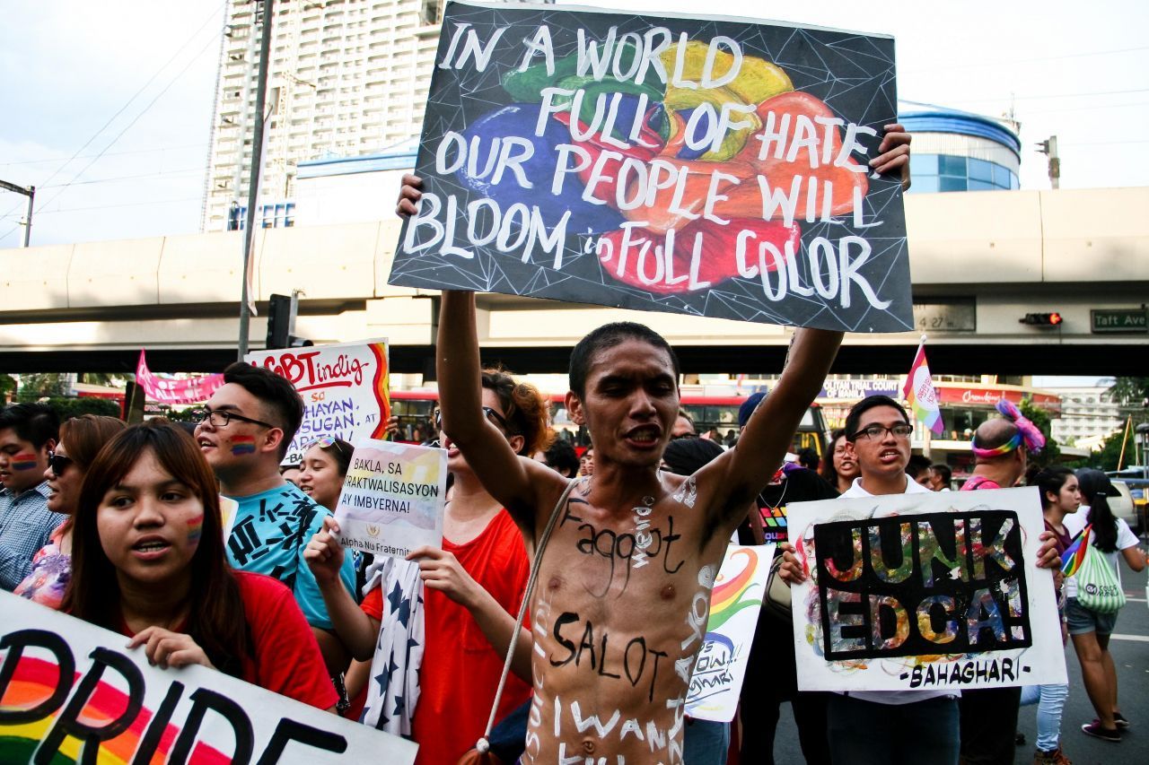 In einer Welt voller Hass werden unsere Leute in voller Farbe blühen - so lautet die Botschaft dieses Mannes bei der CSD-Parade in Manila 2016.