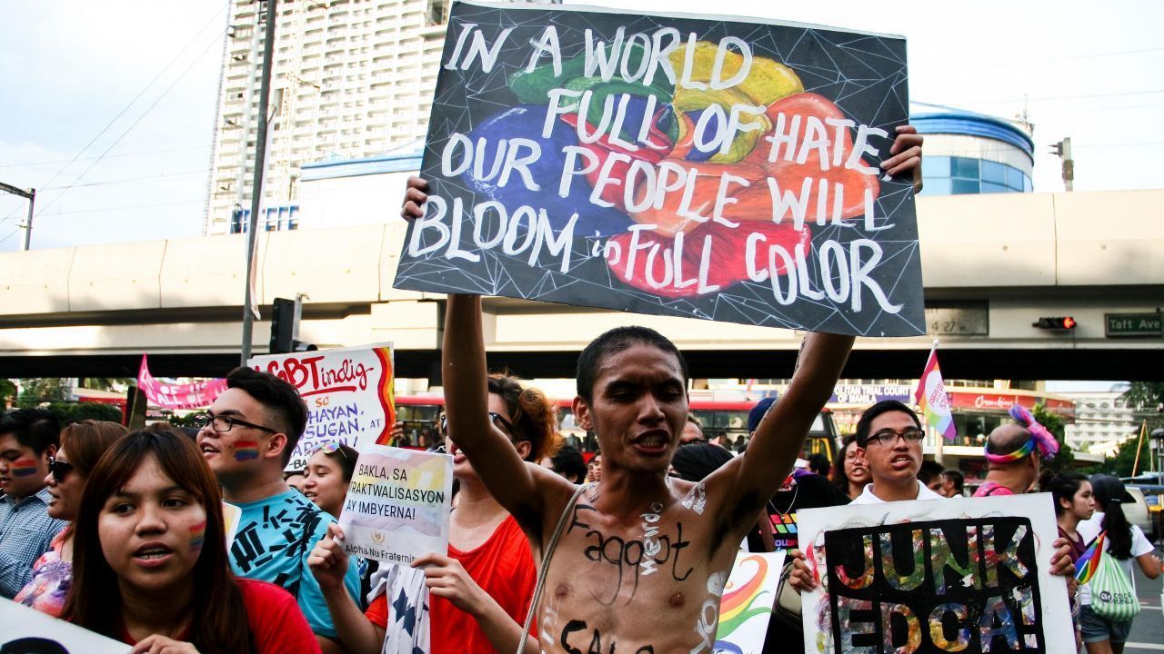 In einer Welt voller Hass werden unsere Leute in voller Farbe blühen - so lautet die Botschaft dieses Mannes bei der CSD-Parade in Manila 2016.