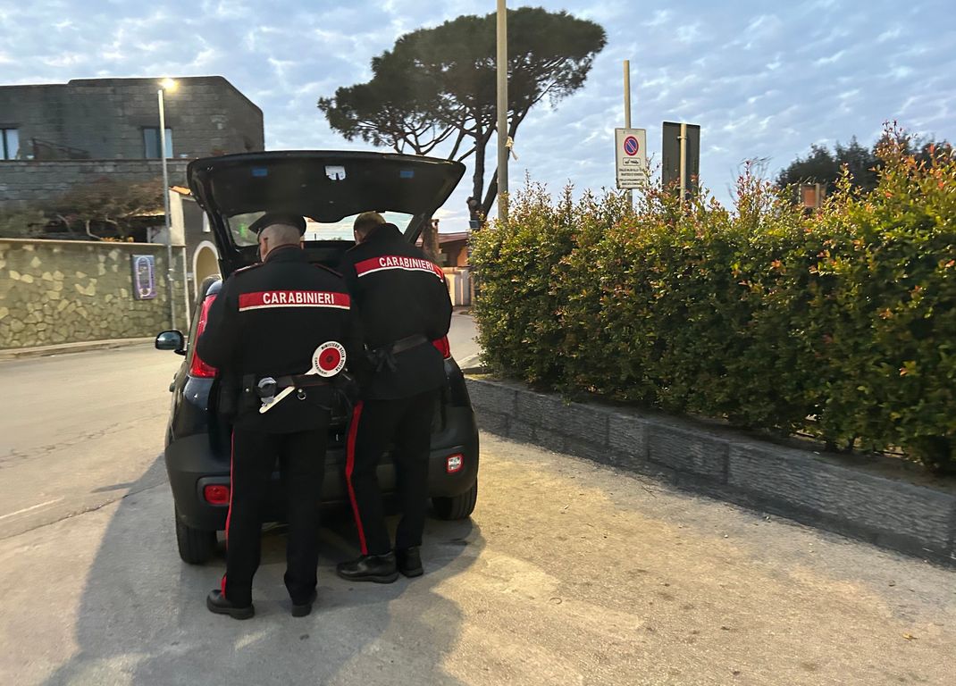 Zwei Beamte der italienischen Carabinieri an ihrem Auto.