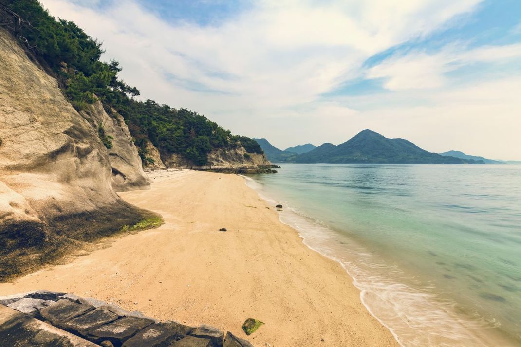 Badeparadies: Der Sandstrand auf Okunoshima lädt zum Sonnen und Baden ein. Die Insel ist ein beliebtes Ausflugsziel und Naherholungsgebiet und touristisch komplett erschlossen.
