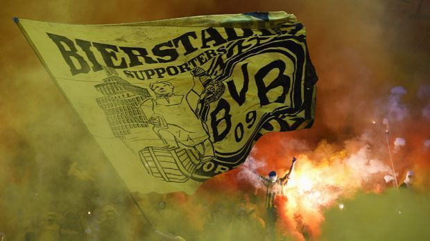 
                <strong>Platz 2: Borussia Dortmund</strong><br>
                Platz 2: Auch Borussia Dortmund wurde ordentlich zur Kasse gebeten. Insgesamt 140.000 Euro Strafe musste der BVB an dem DFB überweisen. Dabei wurden auch das Werfen von Bierbechern und der mangelnde Schutz des 4. Offiziellen bestraft. Doch ein Verein musste noch wesentlich mehr bezahlen, nämlich ...
              