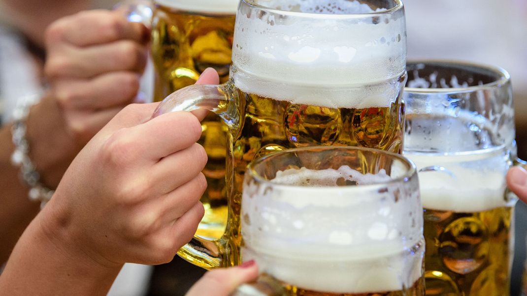 Das Britische Außenministerium warnt Fußballfans rechtzeitig vor der EM vor deutschem Bier, weil es stärker sein kann als Bier in Großbritannien.