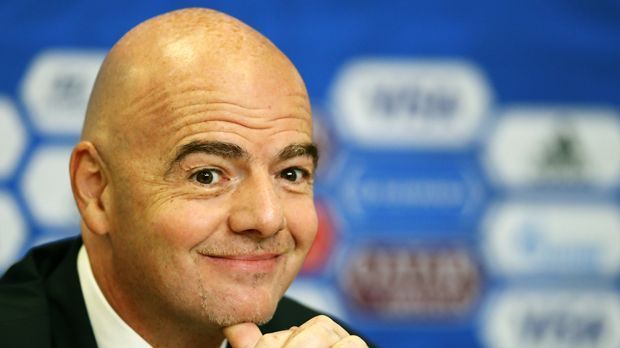 
                <strong>Platz 1 - Gianni Infantino</strong><br>
                An der Spitze des Ranking steht - wenig überraschend - der Präsident des Fußball-Weltverbandes FIFA, Gianni Infantino. Der 47-jährige Schweizer, der an der Uni Freiburg studierte, war von 2009 bis 2016 UEFA-Generalsekretär und folgte im Februar 2016 auf Sepp Blatter als FIFA-Präsident. Er soll mit dafür sorgen, dass der Weltverband vor allem aus den Negativschlagzeilen rauskommt, für die diverse Korruptions-Vorwürfe in den letzten Jahren immer wieder gesorgt haben.
              