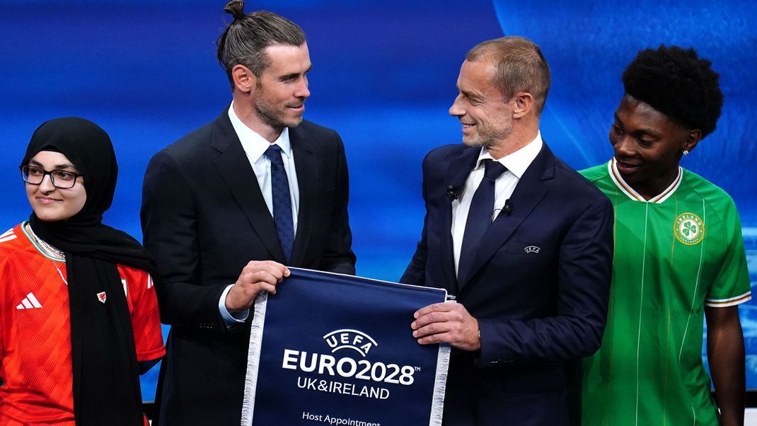 Gareth Bale (l.), ehemaliger Fußballspieler und Delegierter aus Wales, und Aleksander Ceferin, Präsident der UEFA, während der Bekanntgabe der Gastgeber für die EM 2028 und 2032.