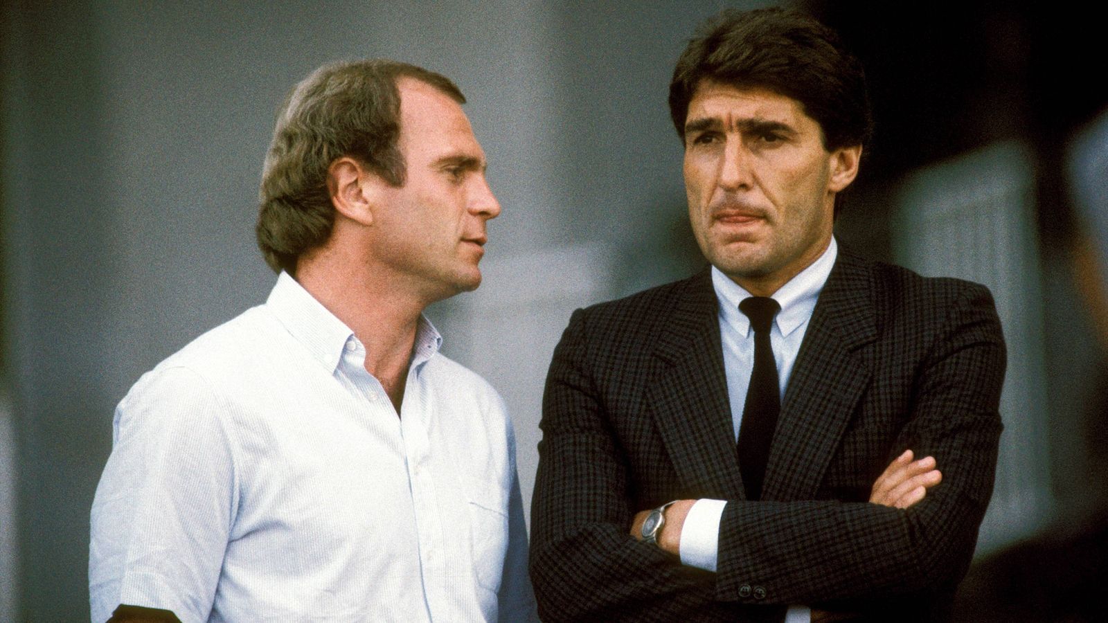 
                <strong>1983 - 1986 Abstieg und Entlassung</strong><br>
                Assauer zählte genauso wie Uli Hoeneß (links) beim FC Bayern München zur neuen Manager-Generation, erlebte in Gelsenkirchen allerdings eine schwierige Zeit. Im Sommer 1983 hatte er den Abstieg in die 2. Bundesliga mit zu verantworten. Am 4. Dezember 1986 wurde Assauer entlassen, wandte sich daraufhin vom Fußball ab und arbeitete in der Immobilienbranche.
              