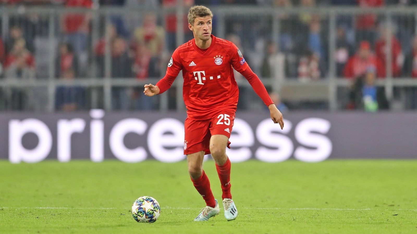 
                <strong>Thomas Müller (FC Bayern München)</strong><br>
                Der Abschied des ewigen Bayers, er könnte im Winter 2020 Realität werden. Nach der "Not am Mann"-Aussage von Trainer Niko Kovac ging Müller im "kicker" bereits in die Offensive: "Wenn das Trainerteam mich in Zukunft nur noch in der Rolle des Ersatzspielers sieht, muss ich mir meine Gedanken machen. Dafür bin ich einfach zu ehrgeizig." Die Bayern-Bosse schließen einen Winter-Transfer bisher aus. Sollte das Urgestein aber auf seinen Abgang pochen, ist ein Umdenken wahrscheinlich.
              