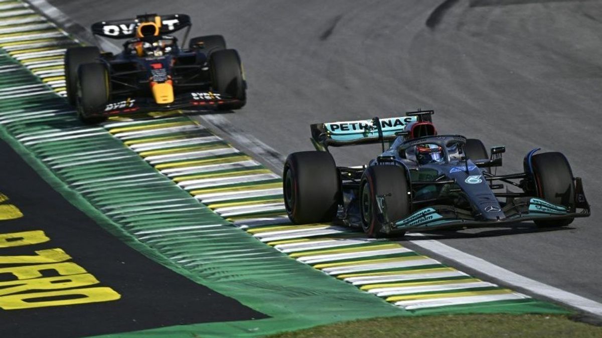 Max Verstappen (l.) und George Russell (r.) im Sprint