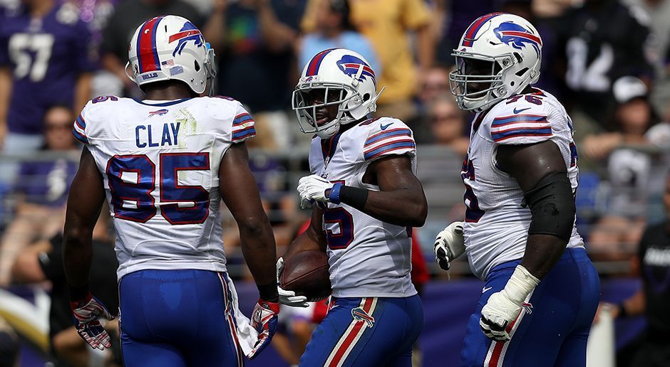 
                <strong>Bills-Offense</strong><br>
                Verlierer - Buffalo-Bills-Offense (Buffalo Bills): Auf lediglich 176 Yards brachte es die Offense der Buffalo Bills gegen die Baltimore Ravens. Quarterback Tyrod Taylor konnte keinen einzigen seiner Spieler in der Endzone finden und außer Running Back LeSean McCoy konnte kein weiterer Akteur einen Touchdown erzielen. War im vergangenen Jahr noch die Defense das Problem der Bills, deutete sich nach dem ersten Spieltag bereits an, dass sich die Offense zum Problemkind von Head Coach Rex Ryan entwickelt hat.
              