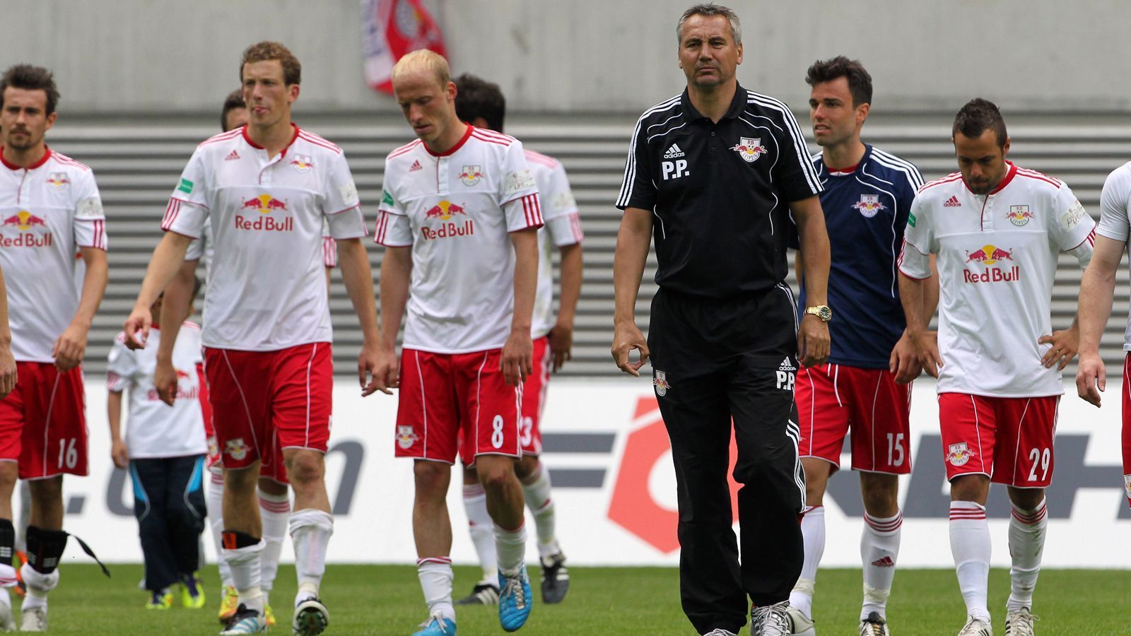 
                <strong>Saison 2011/12: Regionalliga Nordost</strong><br>
                Für das zweite Regionalliga-Jahr beorderte Red-Bull-Boss Dietrich Mateschitz mit dem Österreicher Peter Pacult (v.) einen Landsmann auf die Leipziger Trainerbank und es sah zunächst richtig gut aus. Bereits im Juli 2011 sorgte RB Leipzig im DFB-Pokal für eine handfeste Überraschung, warf den Bundesligisten VfL Wolfsburg mit 3:2 aus dem Wettbewerb. Doch im Dreikampf um den Regionalliga-Titel zogen die "Bullen" mit 73 Punkten gegenüber dem Halleschen FC (77 Punkte) und auch Holstein Kiel (75 Punkte) den Kürzeren.
              