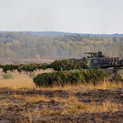 Ein Kampfpanzer Leopard 2 bei einer Übung in Niedersachsen.