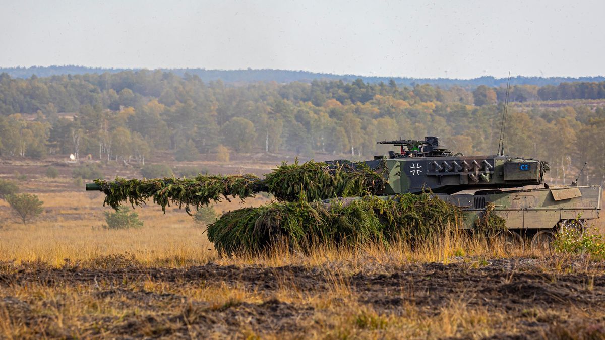 Ein Kampfpanzer Leopard 2 bei einer Übung in Niedersachsen.