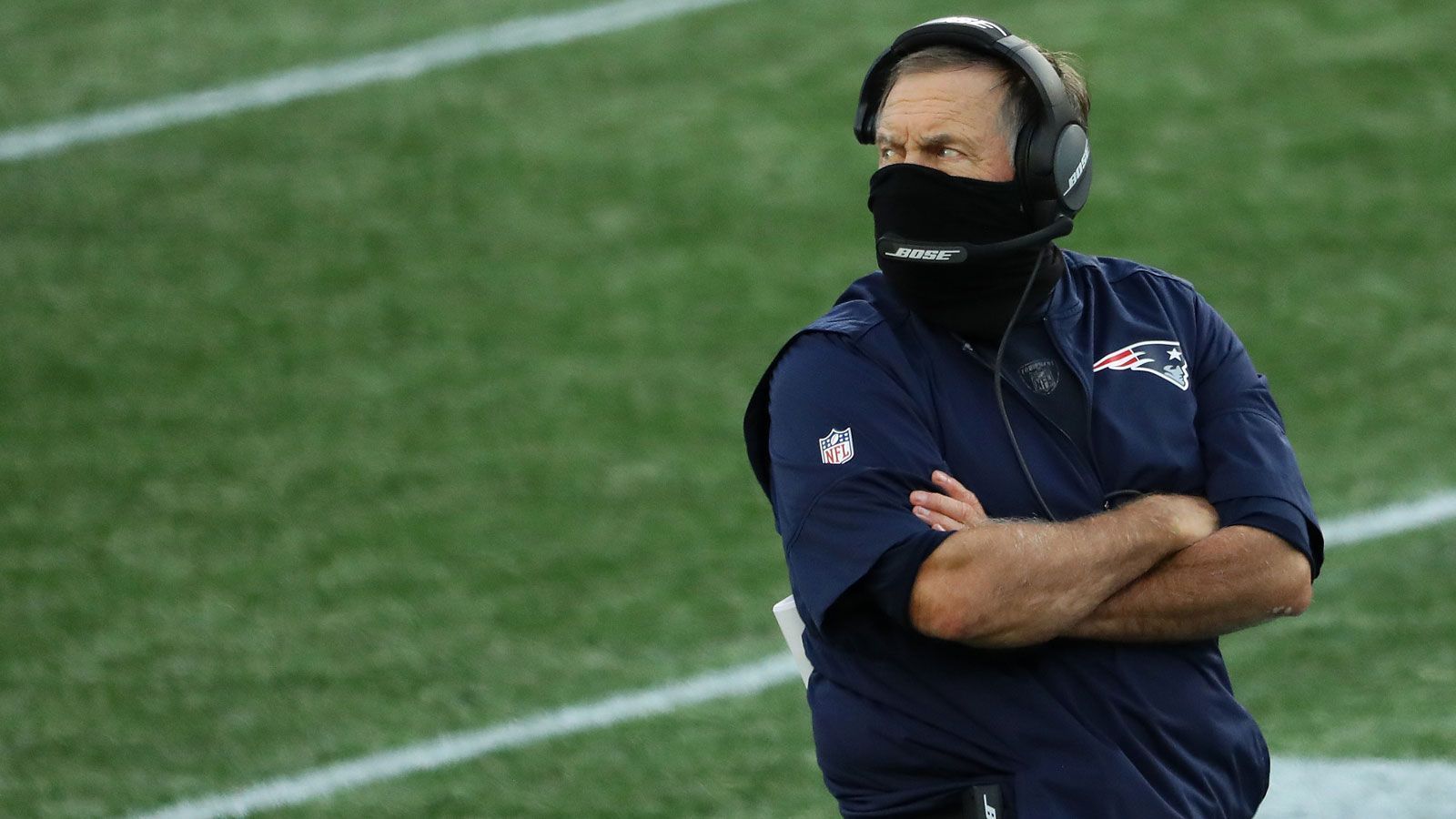 
                <strong>Verlierer: New England Patriots</strong><br>
                Dem sechsmalige Super-Bowl-Gewinner fehlt weiterhin eine klare Richtung. Setzen Bill Belichick und sein Team alles daran, noch irgendwie in die Playoffs zu preschen oder schenken sie das Jahr zugunsten eines Rebuilds ab. Eine klare Antwort gab es am Dienstag nicht. Ein Ausverkauf der Stars blieb aus, auch für den heißgehandelten Trade-Kandidaten Stephon Gilmore wurde kein Abnehmer gefunden. In der Offensive konnte man sich immerhin mit Isaiah Ford verstärken, allerdings spekulierte man in New England auch mit einem gestandenen Star-Receiver wie beispielsweise A.J. Green. Für die Patriots war es ein Tag zum Vergessen.
              