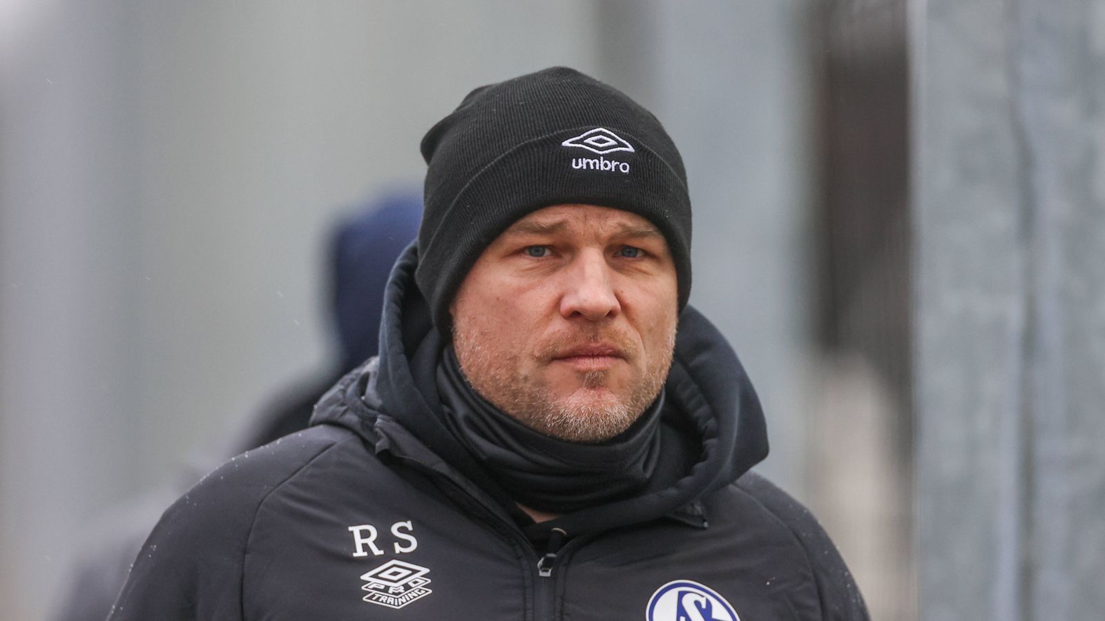 
                <strong>Rouven Schröder</strong><br>
                Als man bei der Borussia 2019 Eberls Arbeit auf mehrere Schultern verteilen wollte, galt Rouven Schröder, ein guter Freund von Eberl, als Kandidat. Aus der Arbeitsteilung wurde nichts, inzwischen ist Schröder als Sportdirektor auf Schalke tätig und wird dort wohl auch bleiben. Das berichten diverse Medien. Klar ist aber auch, dass dies im Fußball-Geschäft erst einmal nicht viel heißen muss - zumindest fällt sein Name weiterhin.
              