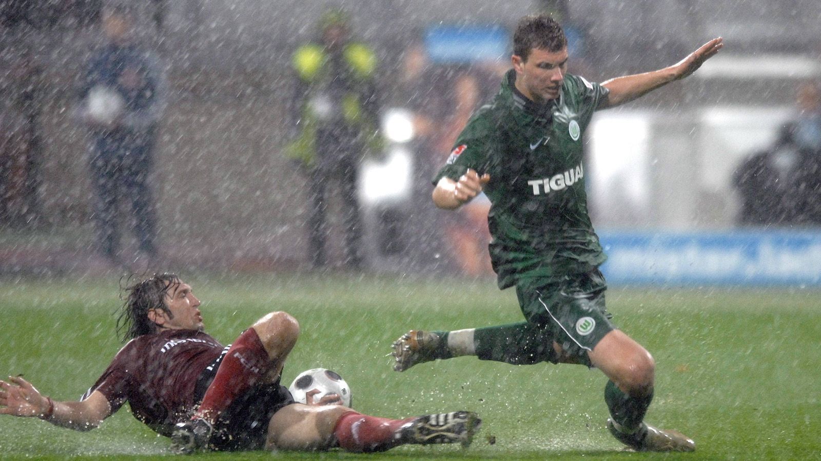 
                <strong>Bundesliga: 1. FC Nürnberg vs. VfL Wolfsburg (2008)</strong><br>
                Widrige Platzverhältnisse führten zur Halbzeit beim Stand von 1:0 zum Abbruch in Nürnberg. Wegen Dauerregens war kein regulärer Spielbetrieb mehr möglich. Das Wiederholungsspiel wenige Tage später entschied der Club schließlich durch einen Koller-Treffer mit 1:0 für sich.
              