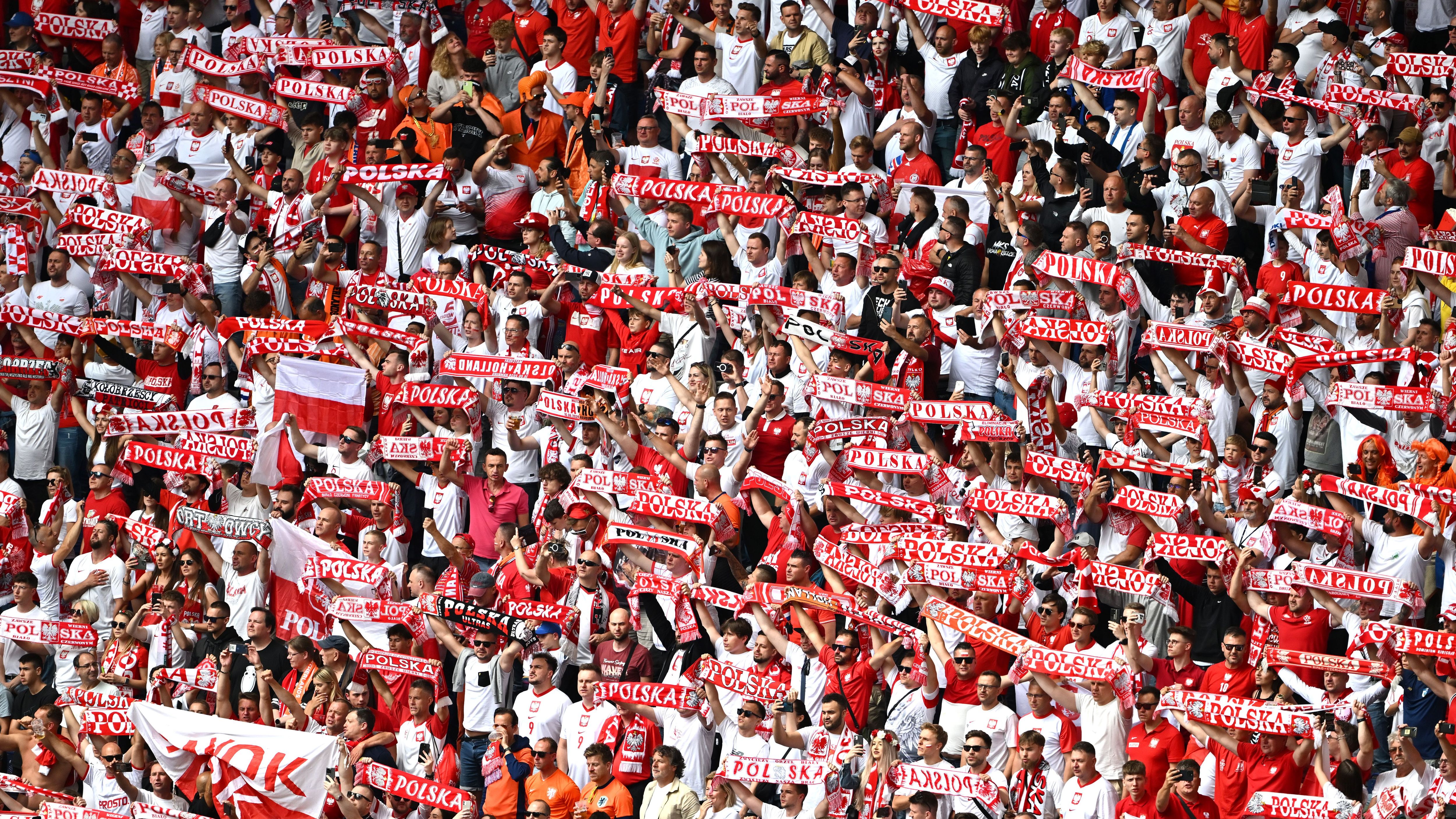 <strong>Was für eine Stimmung</strong><br>Nicht nur Oranje kann Stimmung. Die Polen sorgen für Spektakel, glauben wieder an ihre Chance.