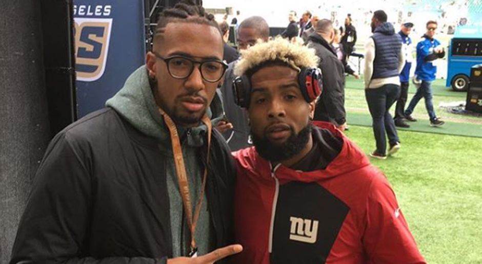 
                <strong>Jerome Boateng </strong><br>
                Jerome Boateng ließ sich bei der Gelegenheit mit Giants-Star Odell Beckham Jr. ablichten und erklärte seine Faszination für die NFL: "Das Spiel an sich, die Dynamik von den Spielern - das ist ein riesiges Spektakel. Ich habe großen Respekt davor."
              