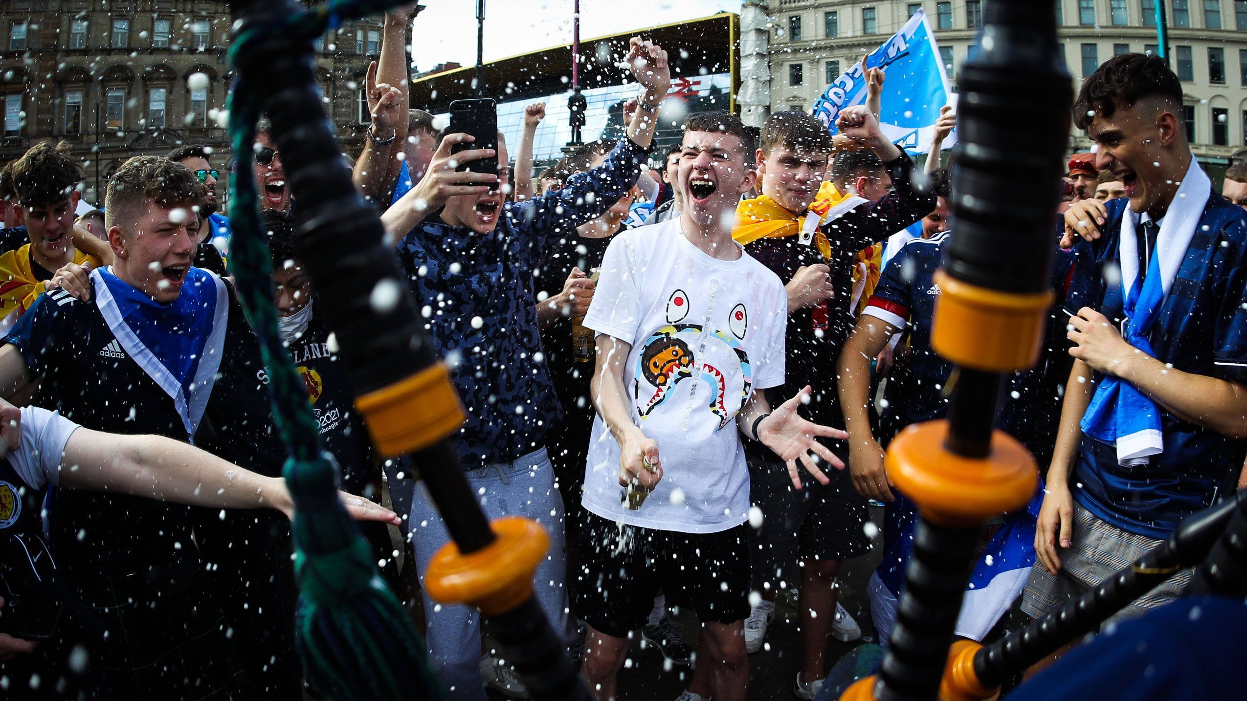 
                <strong>Feucht-fröhliche Stimmung</strong><br>
                Die Stimmung war dabei, trotz typischem Londoner Regenwetter, fantastisch. Die besten Szenen findet ihr hier. 
              