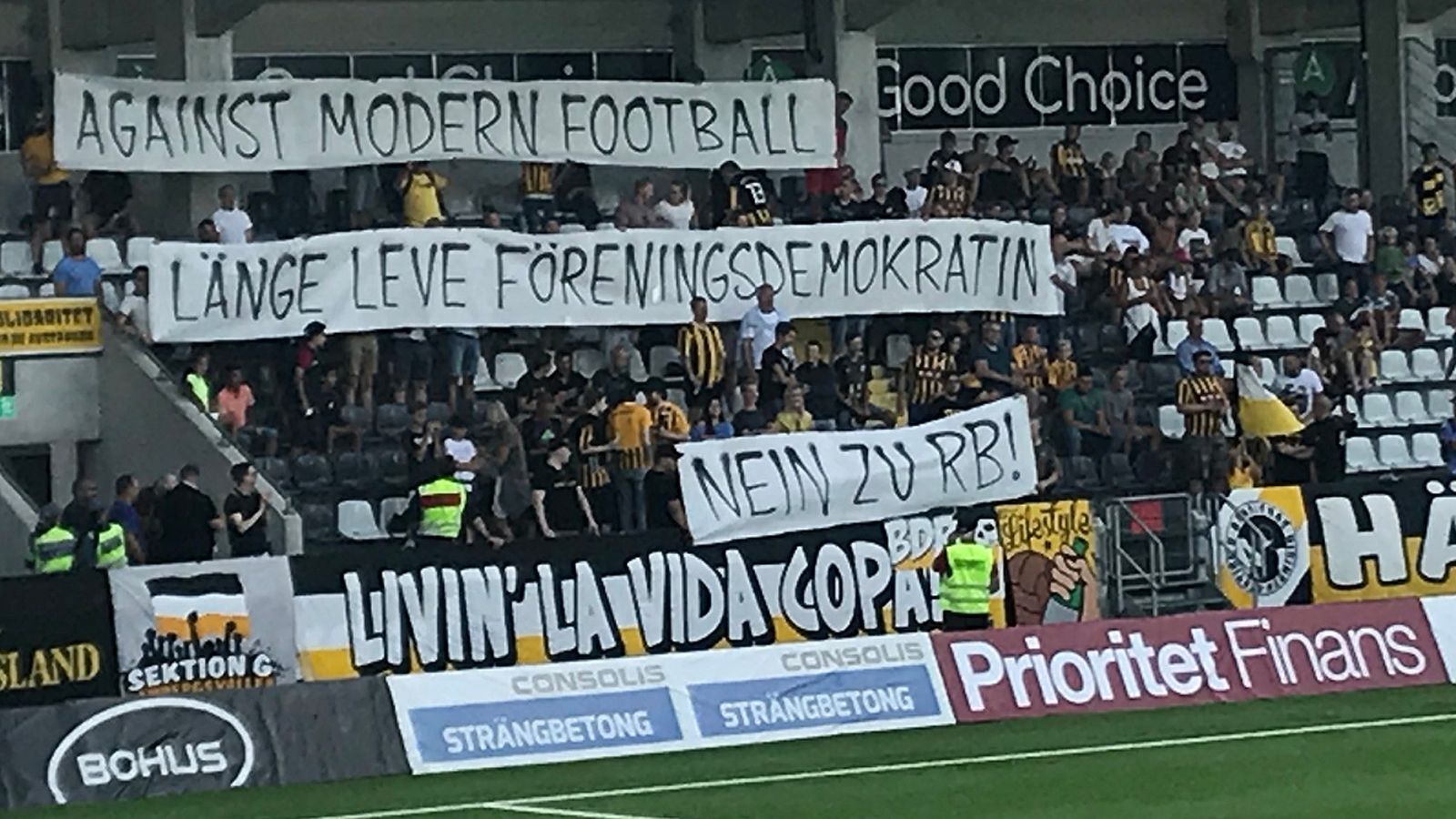 
                <strong>Fanprotest von BK Häcken gegen das Modell von RB Leipzig</strong><br>
                Die Ablehnung des Vereinsmodells von RB Leipzig verfolgt die Sachsen mittlerweile offenbar sogar bis ins Ausland. So äußerten die Fans von Leipzigs Europa-League-Gegner BK Häcken im Rückspiel in Göteborg auch ihren Protest gegen das RB-Modell. "Nein zu RB!" ist dort auf einem Transparent zu lesen, darüber ein weiteres Banner mit der Aufschrift "Against Modern Football" ("Gegen modernen Fußball") sowie auf Schwedisch "Lang lebe die Vereinsdemokratie".
              