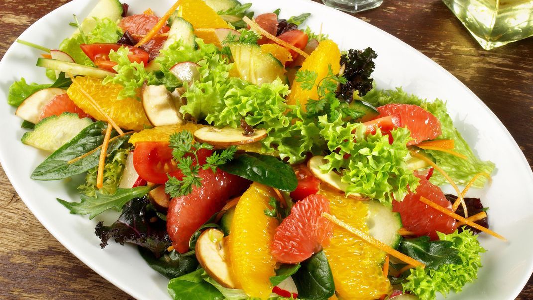 Gemischter Salat kann mit Grapefruit und Orangen aufgepeppt werden