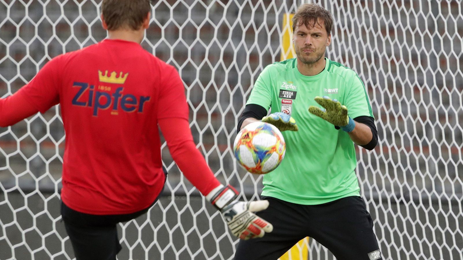 
                <strong>Thomas Gebauer (LASK)</strong><br>
                Zwischen 2006 und 2018 prägte der gebürtige Augsburger Torhüter Thomas Gebauer eine Ära bei der SV Ried. Danach wechselte der heute 37-Jährige ausgerechnet zum Rieder Erzrivalen LASK, was logischerweise nicht bei allen Fans gut ankam - und zwar auf beiden Seiten. Gebauer, der mittlerweile auch die österreichische Staatsbürgerschaft hat, nimmt beim LASK seit seiner Verpflichtung die Rolle der Nummer 2 hinter Stammkeeper Alexander Schlager ein. Vor seiner Zeit in Österreich spielte der 1,91-Meter-Hüne Gebauer in Deutschland unter anderem für Bayreuth und die Amateure von 1860 München. 
              