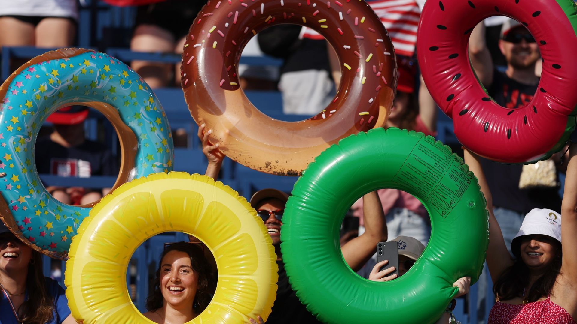 <strong>Olympia 2024: Die besten Bilder des 15. Tages</strong><br>Diese Fans sind offensichtlich auf den Geschmack gekommen. Die fünf olympischen Ringe als Donuts präsentieren die Zuschauer beim Finale im Fußball der Frauen.