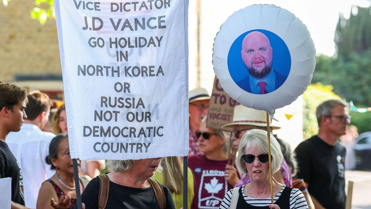 Gegen den Urlaub von Trump-Vize JD Vance in der englischen Cotswolds-Region regt sich dort heftiger Widerstand. 