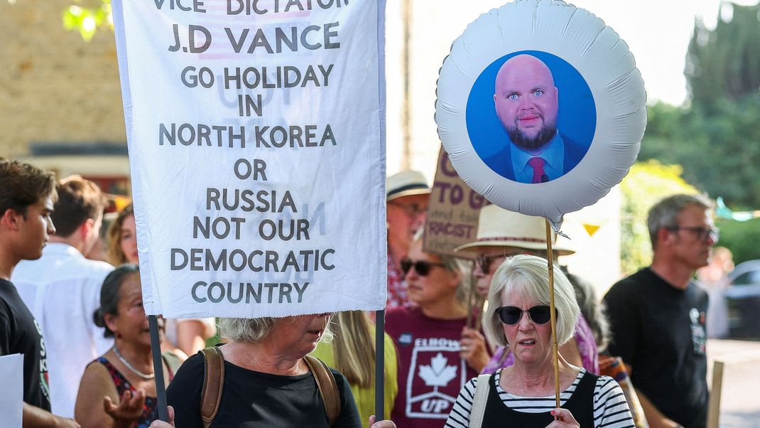 Demonstrant:innen protestieren gegen den Urlaub von US-Vize JD Vance in der englischen Cotswolds-Region.