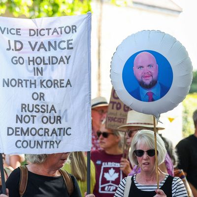 Gegen den Urlaub von Trump-Vize JD Vance in der englischen Cotswolds-Region regt sich dort heftiger Widerstand. 