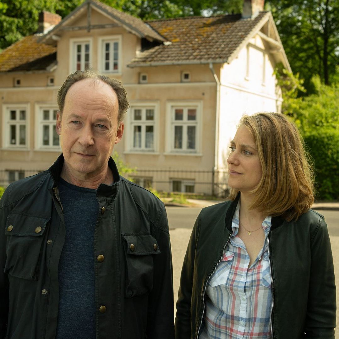 Jakob Stiller (Ulrich Noethen) und Kira Engelmann (Bettina Burchard) ermitteln in einem Mordfall.