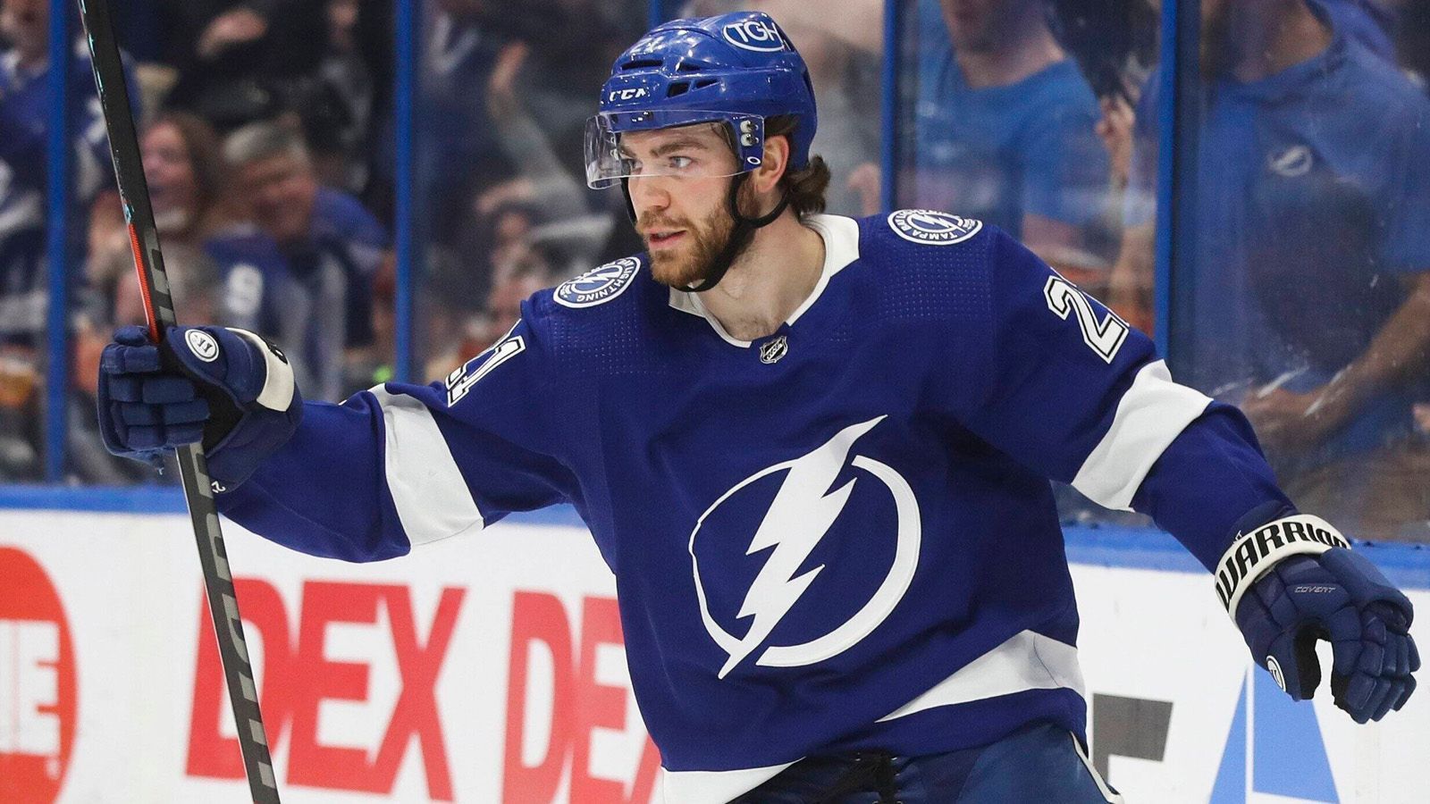 
                <strong>Brayden Point</strong><br>
                Brayden Point wurde ebenfalls erst in der dritten Runde gepickt, und zwar beim Draft 2014. Der kanadische Stürmer hatte 2018/19 seine effektivste Saison, als er in 79 Spielen auf unglaubliche 41 Tore und 51 Assists kam. In den Playoffs der vergangenen Saison war der 26-Jährige in den Playoffs mit 14 Toren und neun Assists der zweitbeste Scorer seiner Mannschaft. In der laufenden Spielzeit verdient Point 6,75 Millionen US-Dollar. Ab der kommenden Saison greift allerdings sein Achtjahresvertrag, der ihn mit 9,5 Millionen US-Dollar pro Jahr zu einem der drei Topverdiener der Lightning aufsteigen lässt. Wer die anderen beiden sind?          
              