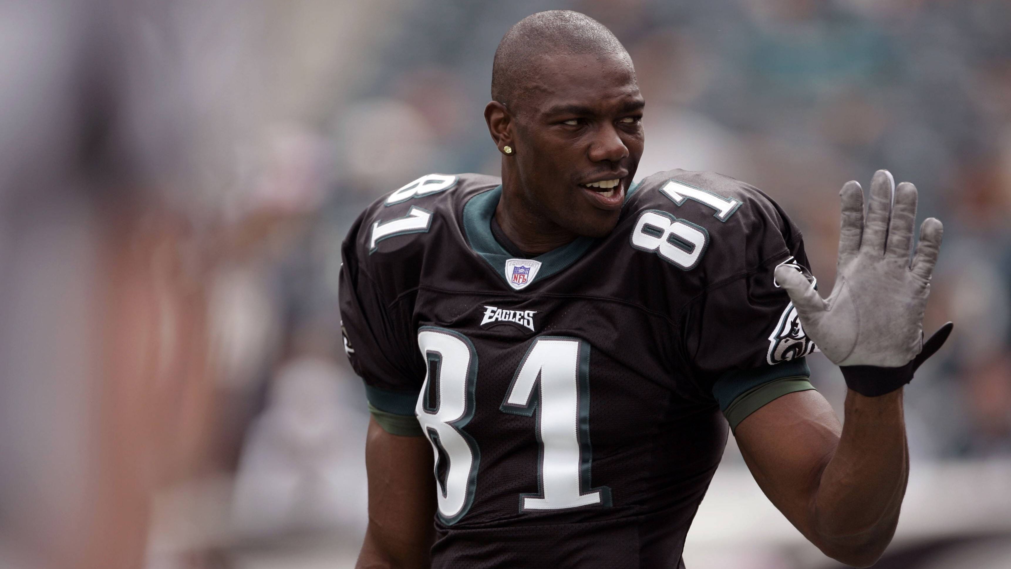 
                <strong>Terrell Owens (von San Francisco 49ers zu Philadelphia Eagles) </strong><br>
                Für die Verpflichtung von Terrell Owens mussten die Philadelphia Eagles lediglich einen Fünftrundenpick und Defensive End Brandon Whiting abgeben. Der Weg bis dahin war aber äußerst kompliziert. Denn die San Francisco 49ers hatten für den Drittrundenpick von 1996 nach acht Spielzeiten zuvor eigentlich bereits einen Trade mit den Baltimore Ravens ausgehandelt, die dafür einen Zweitrundenpick abgeben sollten. Doch der streitbare, aber hochveranlagte Wide Receiver stellte sich gegen die Interpretation des Teams, wonach sein Agent eine Frist zur Aufhebung seines finalen Vertragsjahres verpasst hatte und sie weiterhin seine Rechte hielten. Owens sah sich als Free Agent und die Spielergewerkschaft legte Protest gegen den Trade ein. Bevor es zu einem Schlichtungsverfahren kam, konnten sich die Teams unter Vermittlung der NFL jedoch auf einen alle Parteien entschädigenden Wechsel des späteren Hall of Famers einigen. Whiting ging zu den 49ers, die Ravens bekamen ihren 2nd-Rounder zurück und zusätzlich einen Fünfttundenpick aus "Philly". In seiner illustren Karriere, in der er auch noch für die Cowboys, Bills und Bengals spielte, sollte Owens sechs Mal den Pro Bowl erreichen und insgesamt neun Saisons mit über 1000 Receiving Yards auflegen. Seine einzige Chance auf einen Super-Bowl-Sieg verpasste er 2004 gegen die Patriots.
              