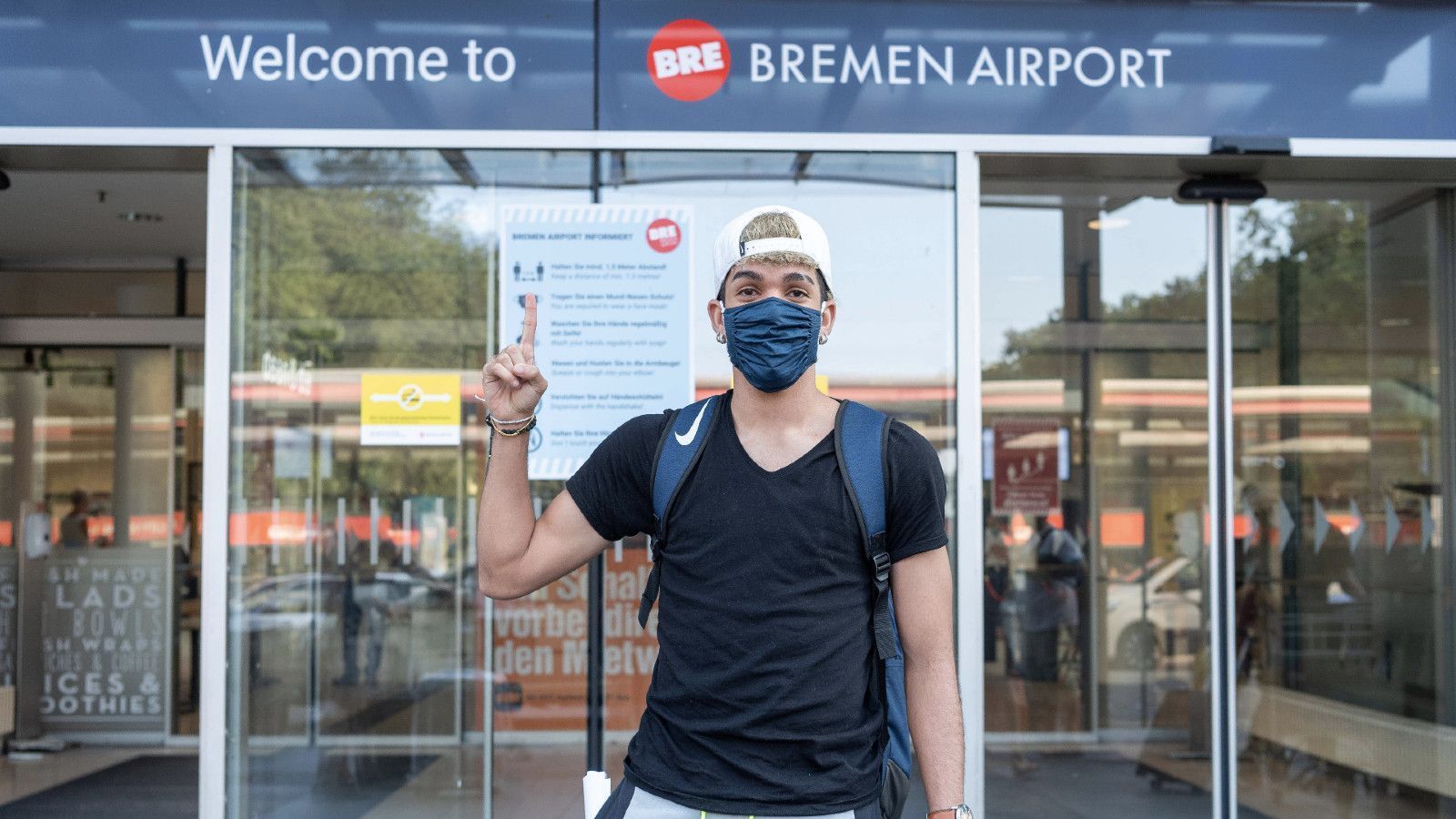 
                <strong>Johan Mina (18 Jahre)</strong><br>
                Gerade kam der ecuadorianische Junioren-Nationalspieler am Bremer Flughafen an - und verabschiedete sich direkt in die Quarantäne. Ein Perspektivspieler auf der 10, der zunächst nicht bei den Profis eingeplant ist. Mina zerstritt sich mit seinem Ex-Verein CS Emelec, durfte daher nur für die U23 seines Klubs spielen. Ein Risiko, ohne dass Werder keine Chance auf die Verpflichtung gehabt hätte.
              